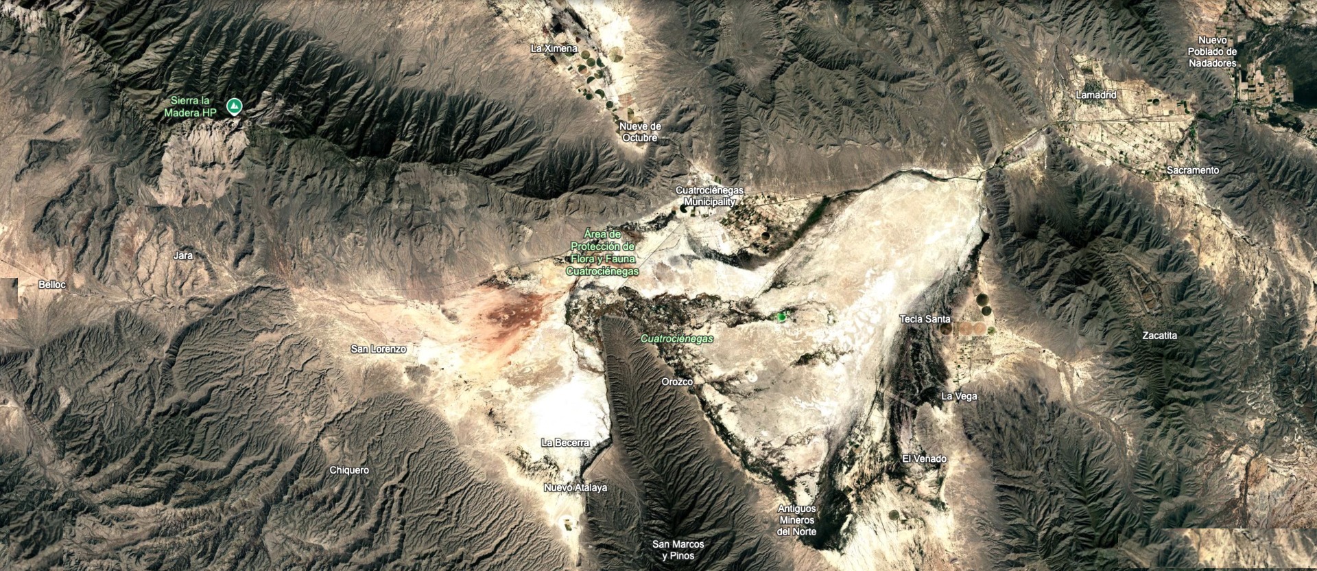Mapa satelital del valle de Cuatro Ciénegas con las reservas marcadas