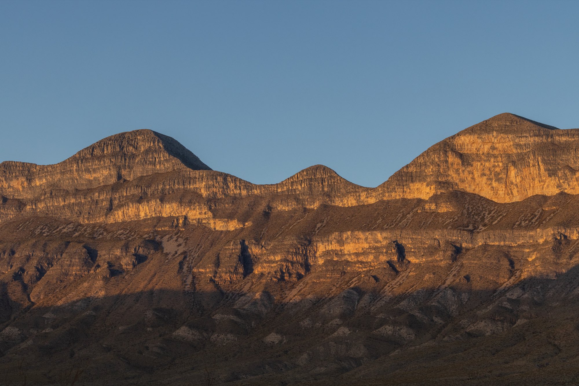 Crestas de la sierra iluminadas por la luz dorada del atardecer